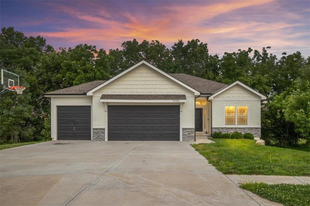 Listing Photo MLS #HMS2557234